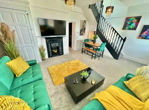 Modern Three Bedroom Gem Near Beach - Sleeps 6 - Steam Shower Cabin - Fast WiFi - Garden