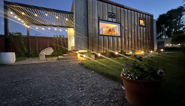 Modern Tiny Cabin Near White Pass Ski. 2 Queen Beds, Best Town Square Location