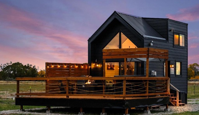 Modern Tiny Cabin, with Hot tub in Choteau MT