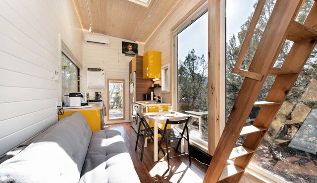 Modern Tiny Home, 25 Min to Skiing, 3 Min to Shops