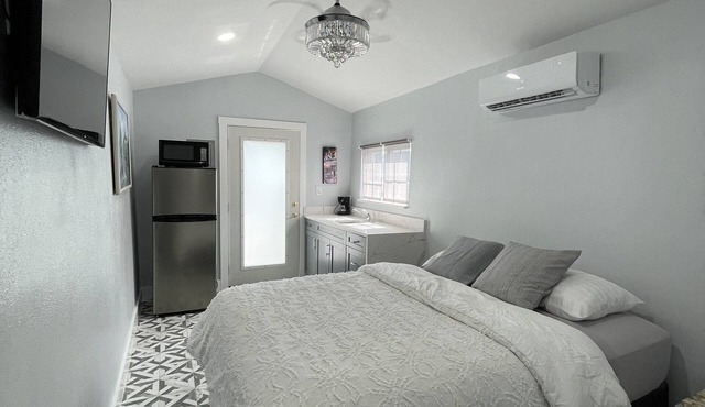 Modern Tiny home Tampa Fl