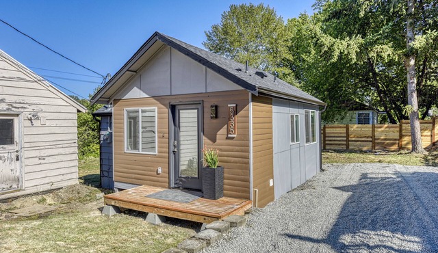 ► Modern Tiny House ◄ Big Personality, AC & Views!