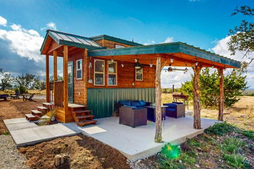 Modern Tiny House in Hill Country w/Covered Patio