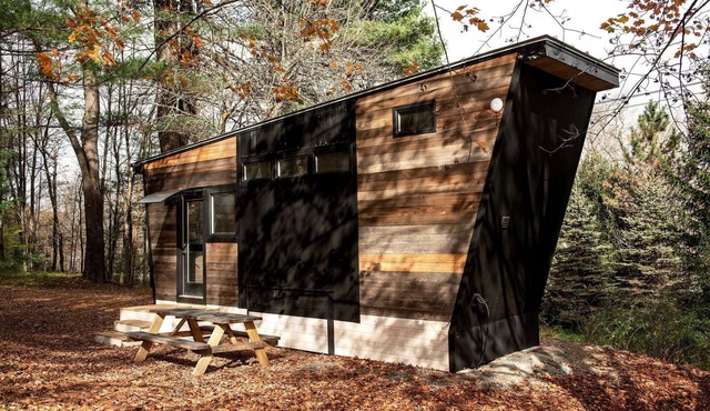 Modern Tiny House Surrounded by Nature near the Catskill Park for a Unique Glamping Experience in Woodridge, New York