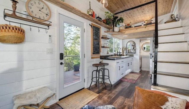 Modern Tiny House, feels like a Country Retreat