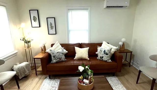 Modern Tiny Nook ~ 1 BD Walk to River + Fast Wi-Fi