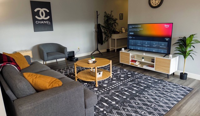 Modern Top Floor Condo Near Miami University Quiet and Comfortable