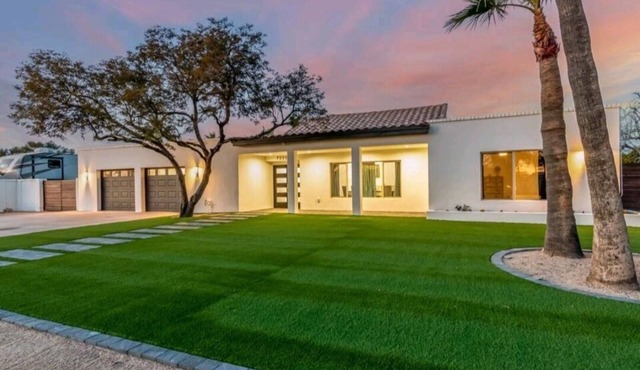 Modern Top Gun House in Arrowhead district. nHeated Pool/Outdoor BBQ/Bar/Games