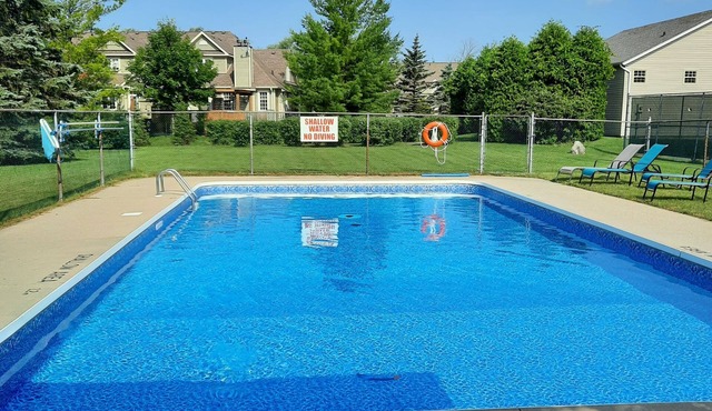 Modern Tornbury townhouse walk to everything, seasonal rental available
