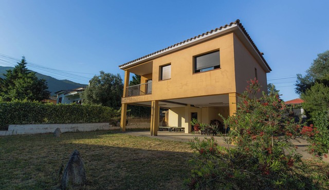 Modern Town House in Maçanet