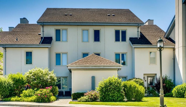 Modern Town Home Steps from the Village