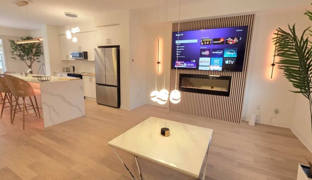 Modern Town in West Brant | Family-Friendly | Sleeps 6 | Fast WIFI | Fireplace