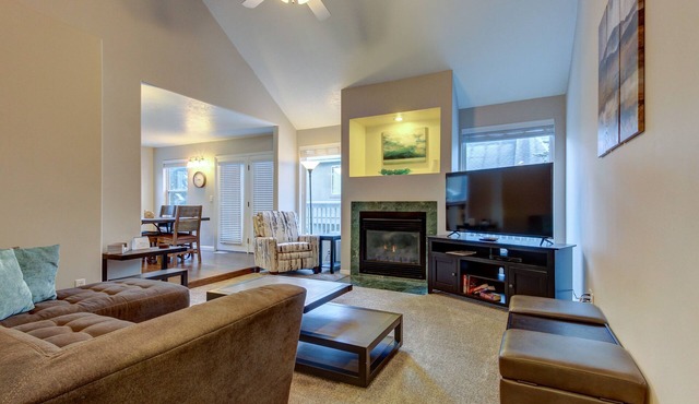 Modern Townhouse with Jetted Tub & Private Deck - Close to Four Ski Areas