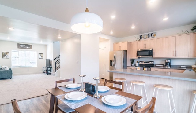 Modern Townhome/King and Queen Beds/ Corporate Housing Welcome