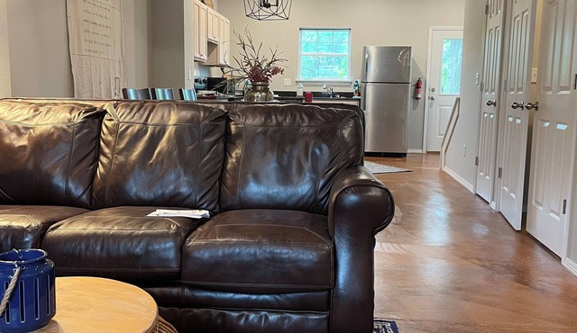 Modern townhome 10.1 miles from Razorback Stadium