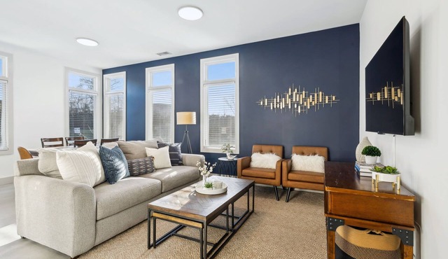 Modern Townhome 2 mi. South of Downtown, Broadway Ave, Nissan Stadium- Sleeps 8