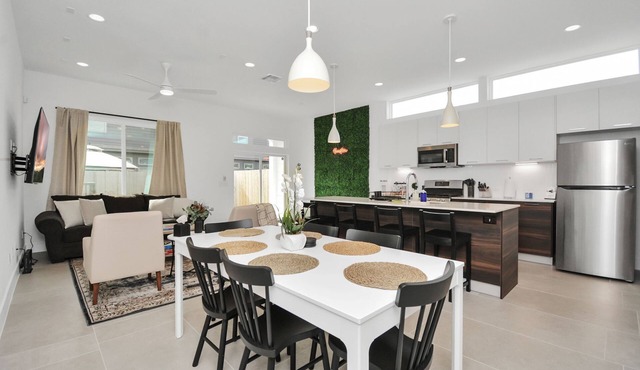 Modern Townhome-5 minutes to Downtown-Sleeps 9 Comfortably-King Suite