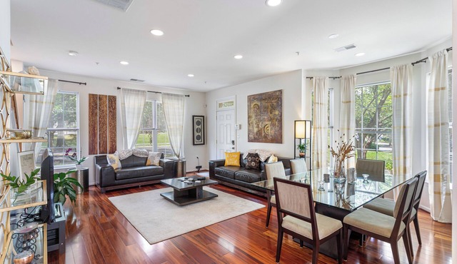 Modern Townhome + Free Parking