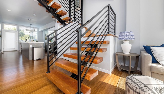Modern Townhome in Ballard, Super Walkable!