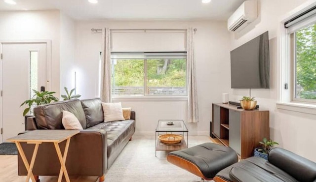 Modern Townhome in Beacon Hill w/AC by Light Rail