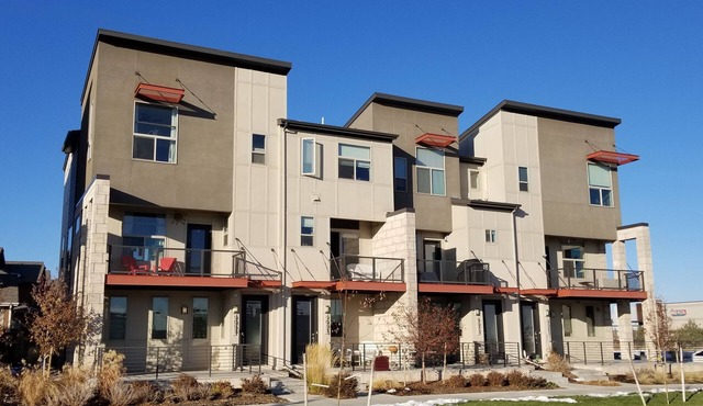 Modern Townhome Near Amenities, Highway, Airport, Downtown