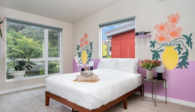 Modern townhome near grocery, public transit, parks, with AC