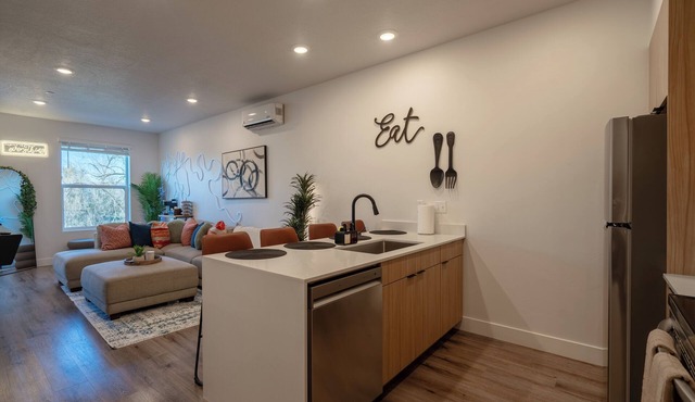 Modern Townhome 10 min to Downtown + Airport