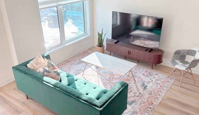 Modern Townhome w Parking: 10 min to Boardwalk · Spa · Zoo