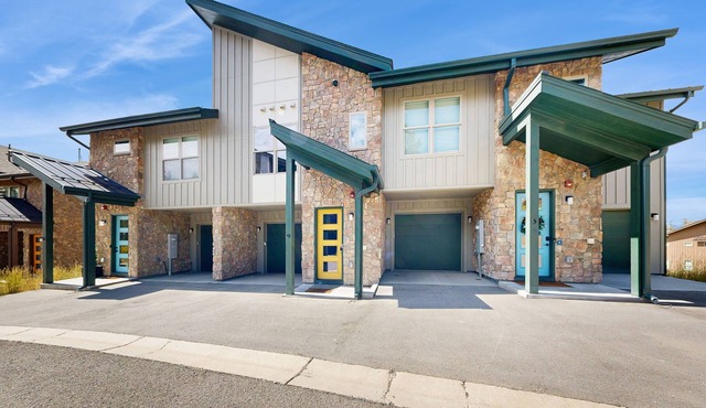 Modern townhome w/private hot tub, mountain views, outdoor space