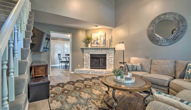 Modern Townhome w/Fireplace: Near Stoll Park