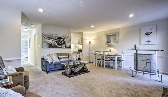 Modern Townhome with Deck and Golf Course Views!