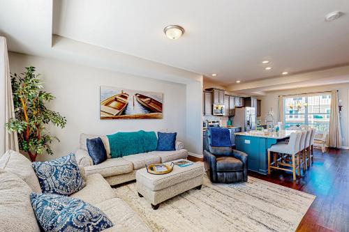 Modern townhome with resort-style pool, clubhouse, lake for fishing/kayaks