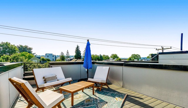 Modern townhome with rooftop deck & AC - walkable location