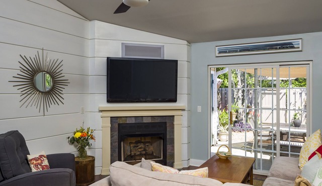 Modern Townhome with fenced in yard! Near Folly Beach and Parks!