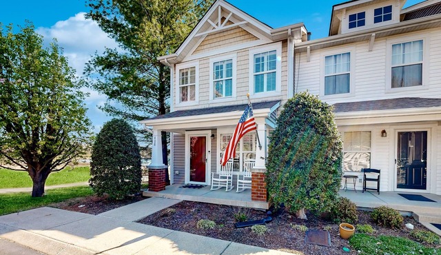 Modern townhome with on-site golf & pool - water views, W/D, & central AC