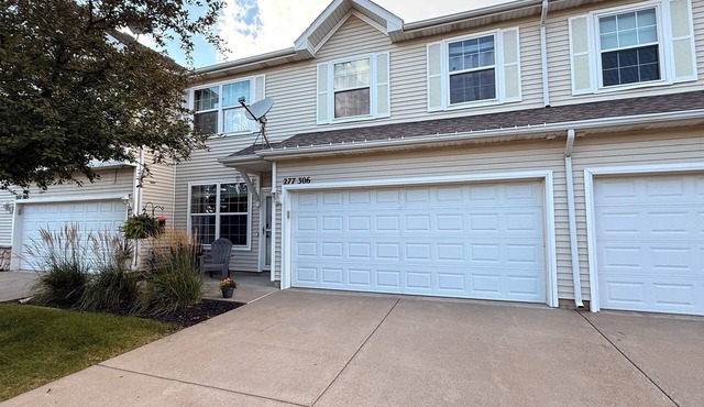 Modern Townhouse Near Jordan Creek & Topgolf ~ Spacious 2-Story Retreat