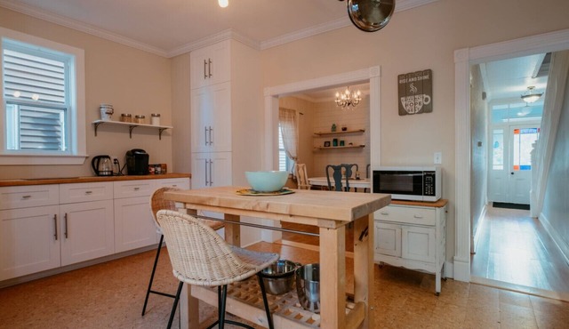 Modern Townhouse | 3 Bed + Backyard