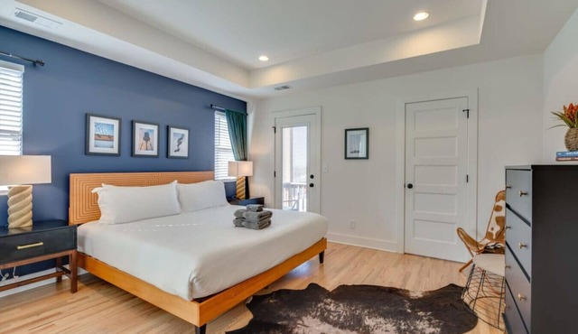 Modern Townhouse: 3-Bed Haven, Vibrant Pink Door!