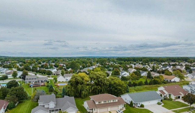 -Modern Townhouse -A Short Drive to the Draft!