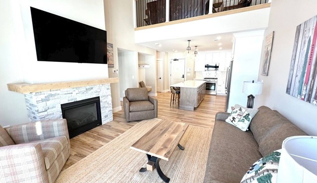 Modern Townhouse at Cranmore Mountain, Ski On/Off