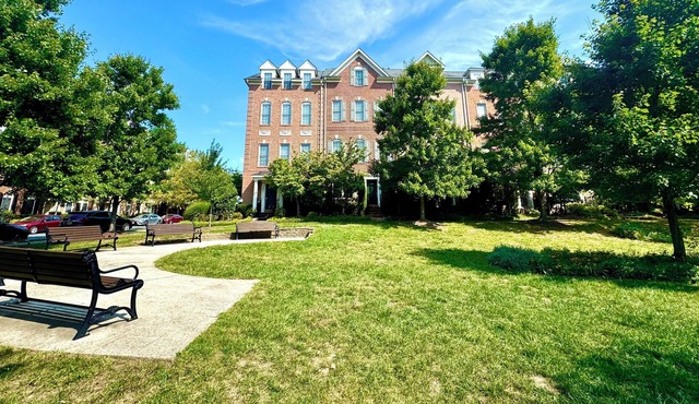 Modern Townhouse Chic & Spacious