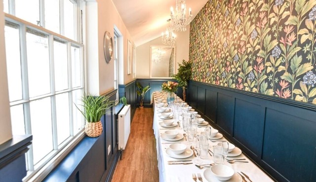 Modern townhouse in Central Brighton, sleeping 15-32 guests. 2 Mins to beach