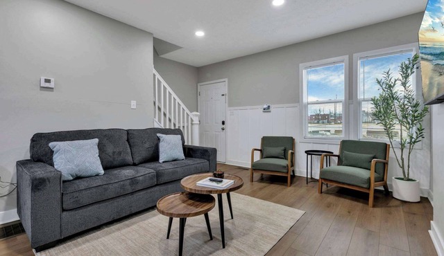 Modern Townhouse in Historic Building Walk to Downtown