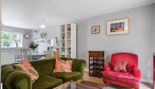 Modern Townhouse in Penryn with Private Parking