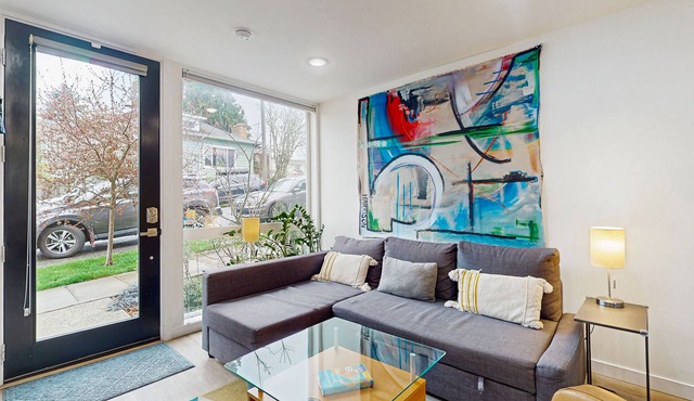 Modern Townhouse in Seattle’s Central District – Stunning Views & Prime Location