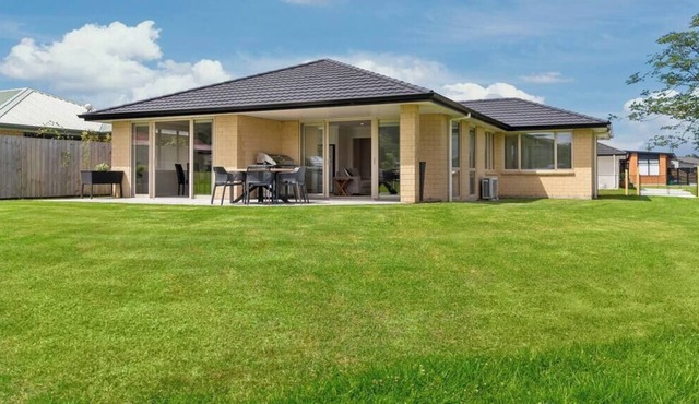 Modern Townhouse metres from Cycleway