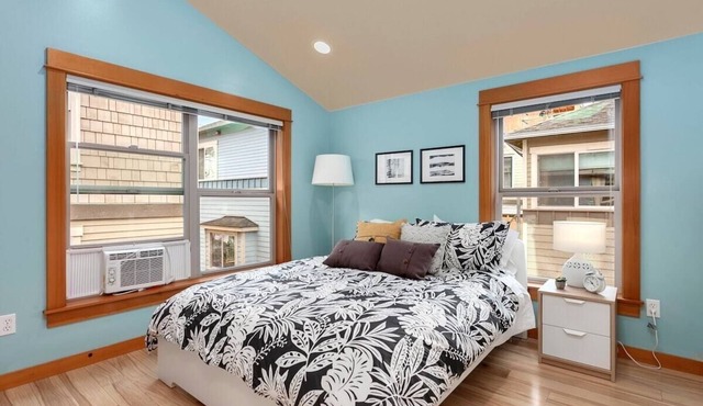 Modern Townhouse near DT Seattle & Stadium, Parking