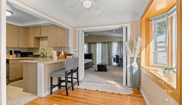 Modern Townhouse Near Everything Shopping Center