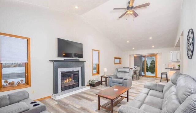 Modern Townhouse - Patio & Parking, Near Downtown!