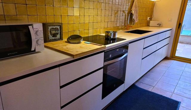 Modern Townhouse, Sleeps 6, Pool, A/C, WiFi, Fireplace, Costa Brava